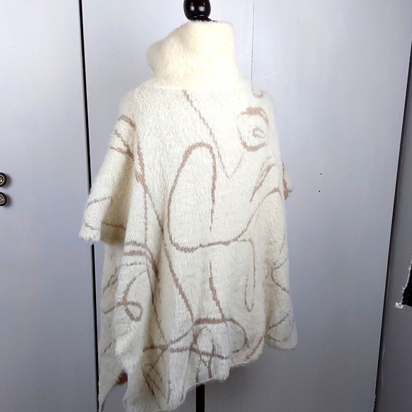 Boutique Fuzzy Cream/Tan Cozy Poncho Neutral Minimalist Butter Soft! One Size - Picture 4 of 8